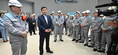 ҚазМұнайГаздың ірі мұнай өңдеу зауытының қызметкерлері жаңа Конституция жобасын қолдады